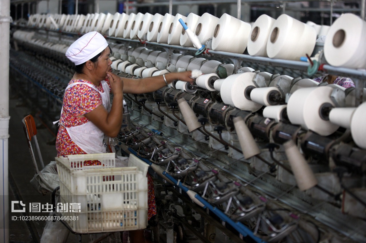 安徽省淮北市,啟鑫紡織廠的生產車間內,紡織女工加工出口的歐美地區的紡織品。