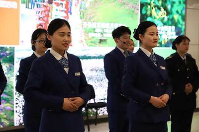 青島地鐵13號線服務禮儀操比武大賽拉開戰幕，專業服裝出租助力服務風采